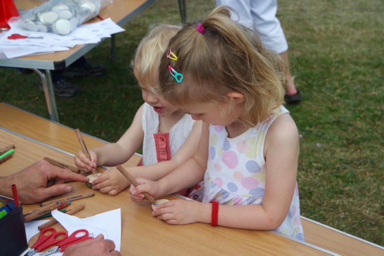 Making wooden necklaces