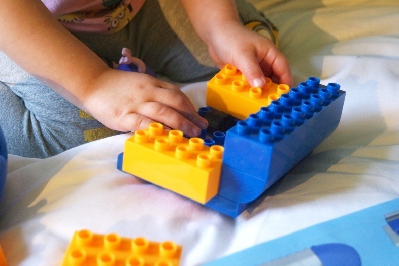 Building the Peppa Pig Construction Grandpa Pig's Boat Set