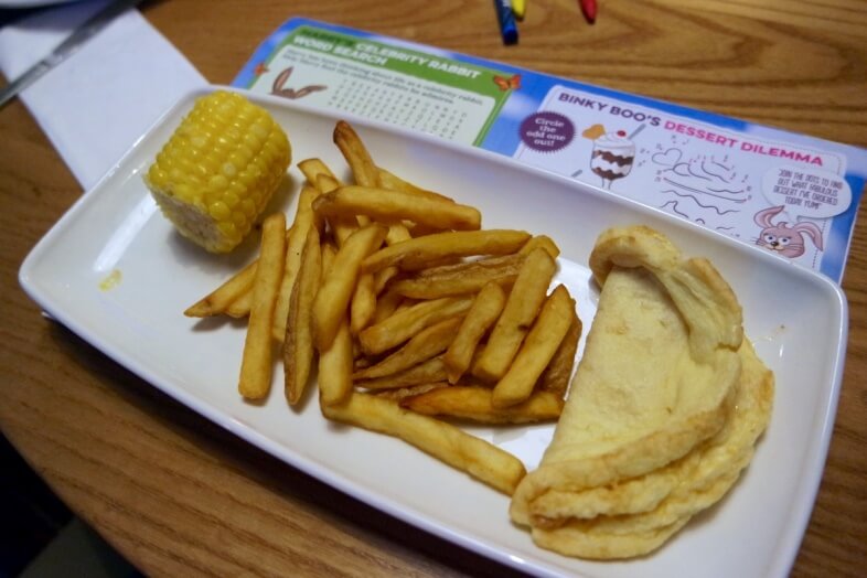 Omelette, fries & corn on the cob