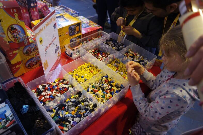 Building minifigs - BRICKLIVE