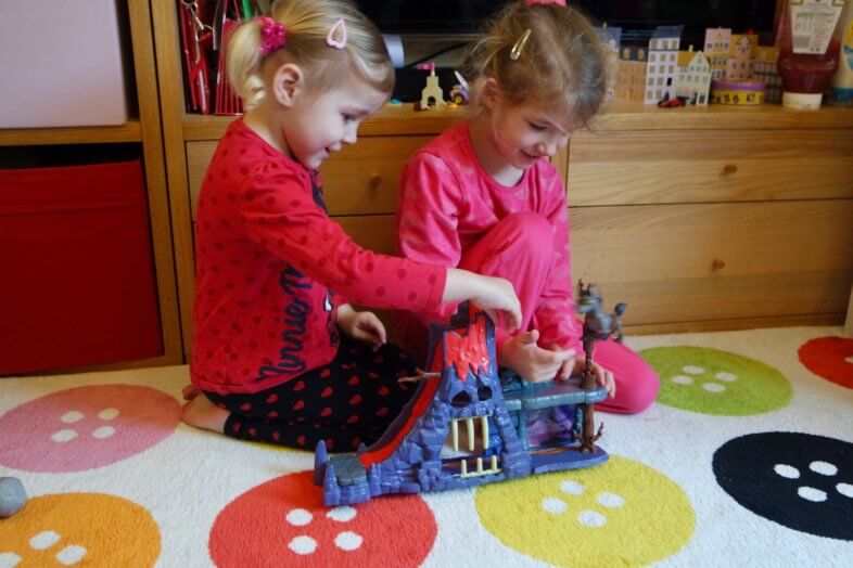 Hyena's Hideout Playset