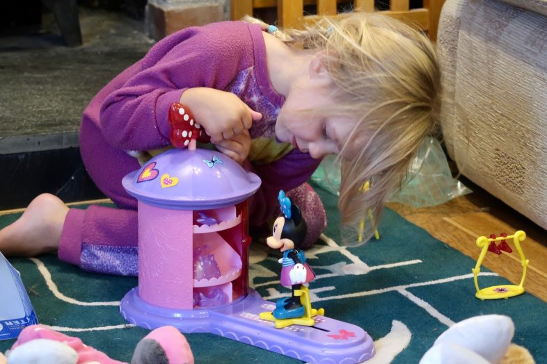 Minnie Mouse Magic Turnstyler - Lydia pressing the bow